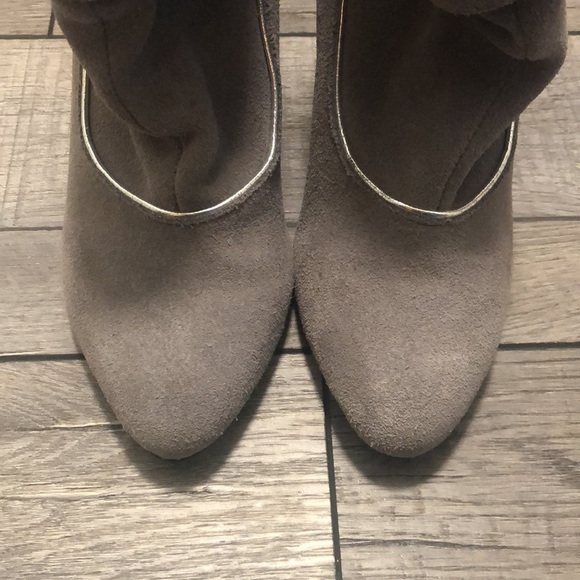 NOW!! Leather upper gray heeled booties with silver lining piping and bow - Picture 4 of 8